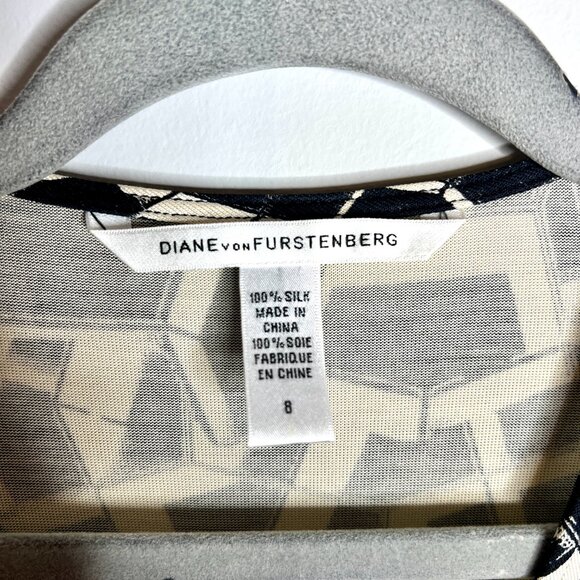 DVF 100% Silk The Diana Wrap Dress Black Geometric Print Buckle V-Neck Sz 8 - Picture 3 of 5